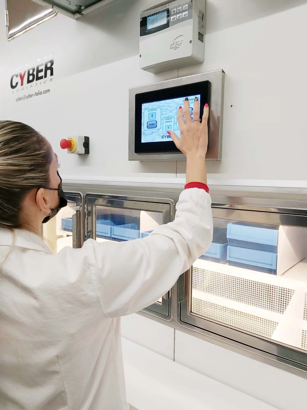 Cyber Klima Cargo temperaturu idarə olunan şaquli anbar və toxunma ekranlı operator paneli