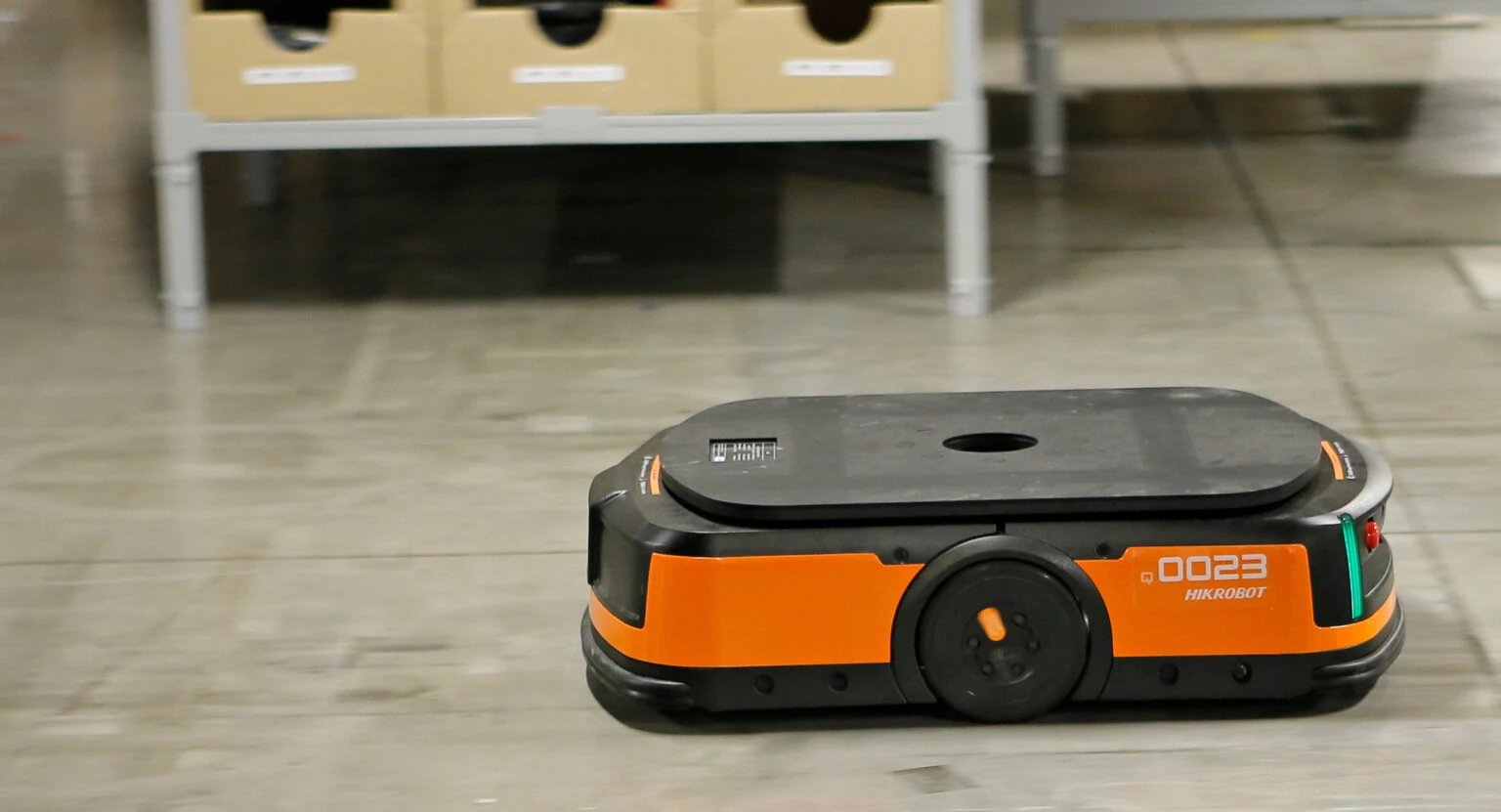 Anbar döşəməsində yük daşıyan ağıllı mobil robot