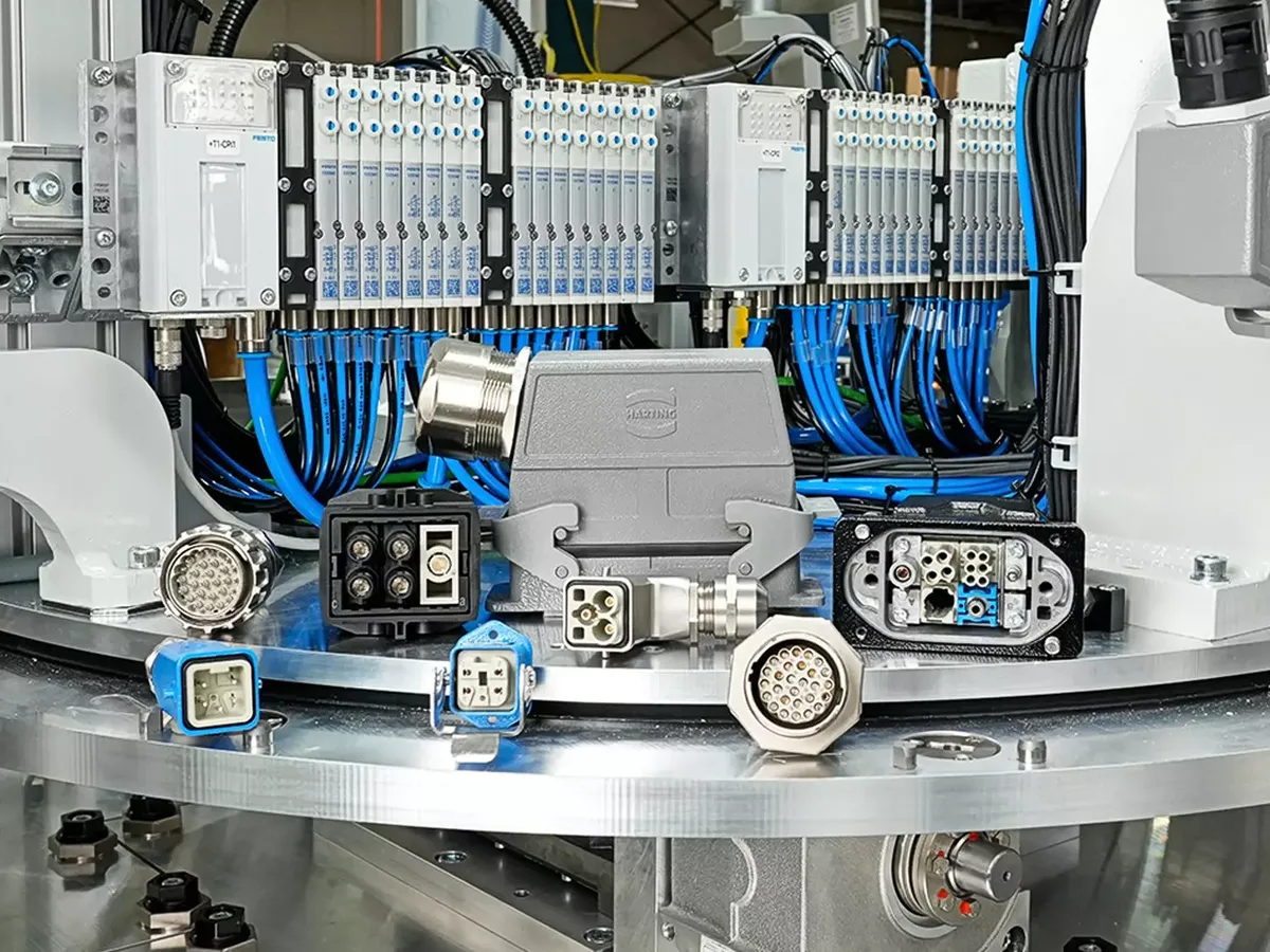 Sənaye maşını üzərində müxtəlif HARTING Han düzbucaqlı konnektor gövdələri və kabel bağlantıları