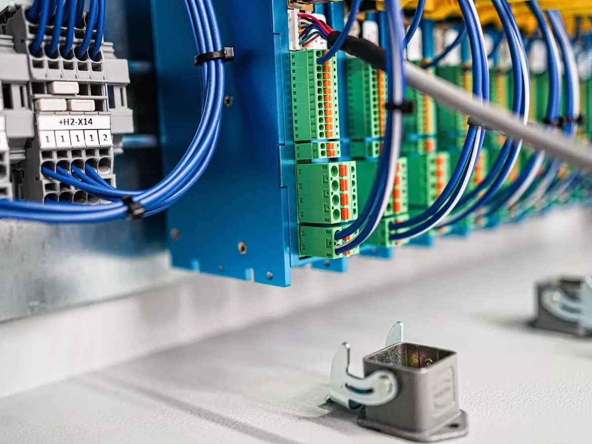 İdarəetmə cihazının daxilində yaşıl HARTING har-flexicon PCB terminal blokları