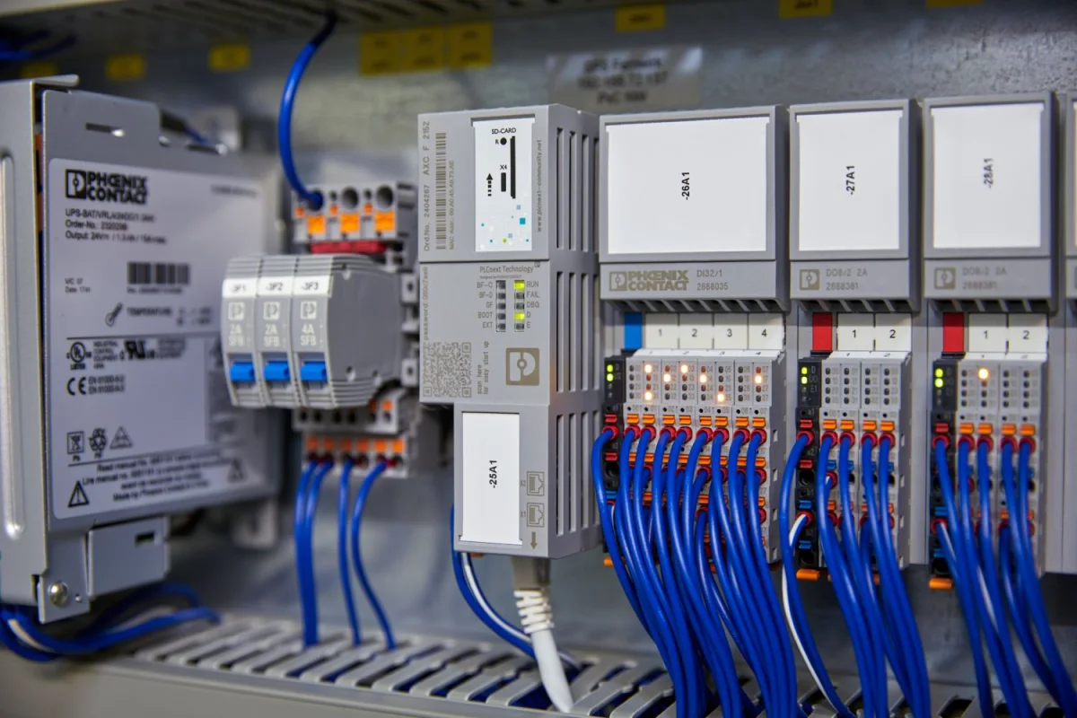 İdarəetmə şkafında Phoenix Contact Axioline F I/O stansiyası