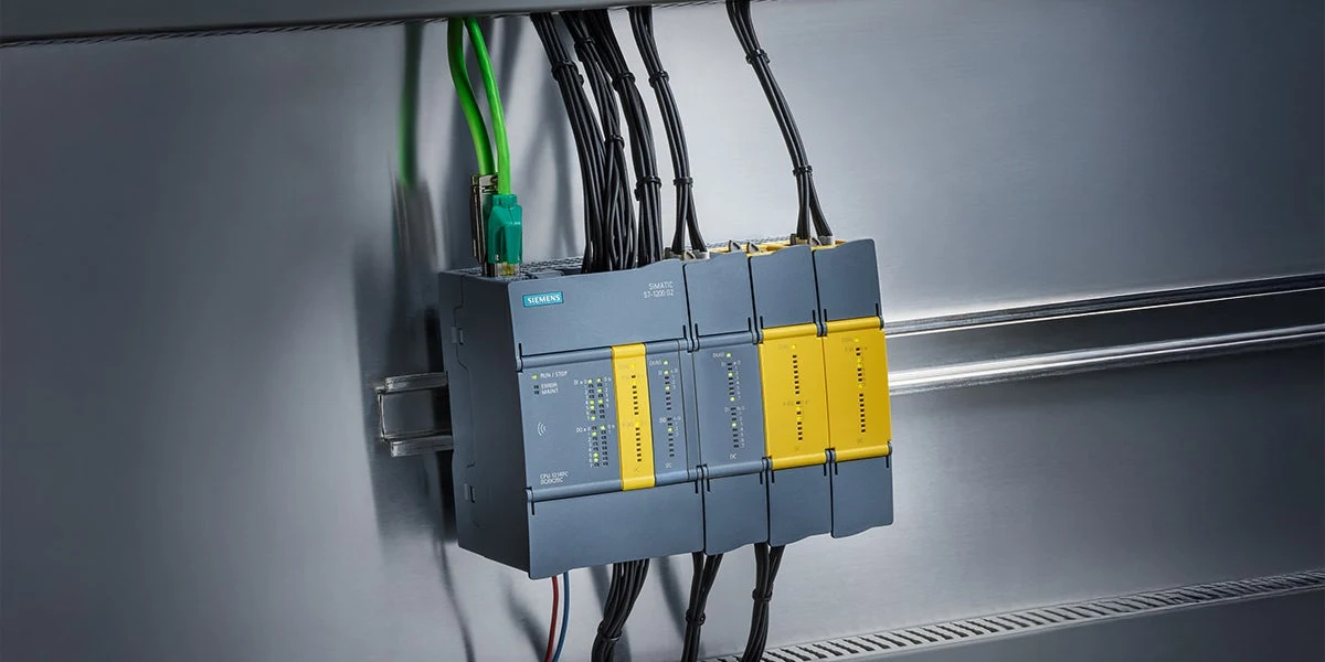 Siemens SIMATIC S7-1200 G2 kompakt və fail-safe kontroller ailəsinin şkaf daxilində rəsmi tətbiq görünüşü