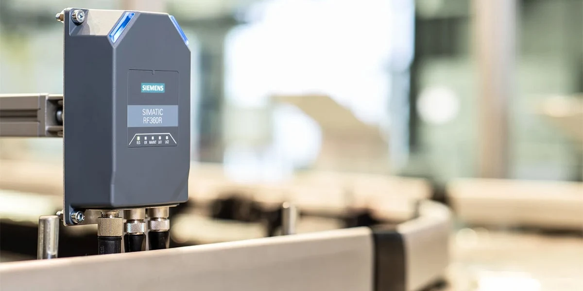 İstehsal xəttinə quraşdırılmış Siemens SIMATIC RF360R HF RFID oxuyucusunun rəsmi tətbiq görüntüsü